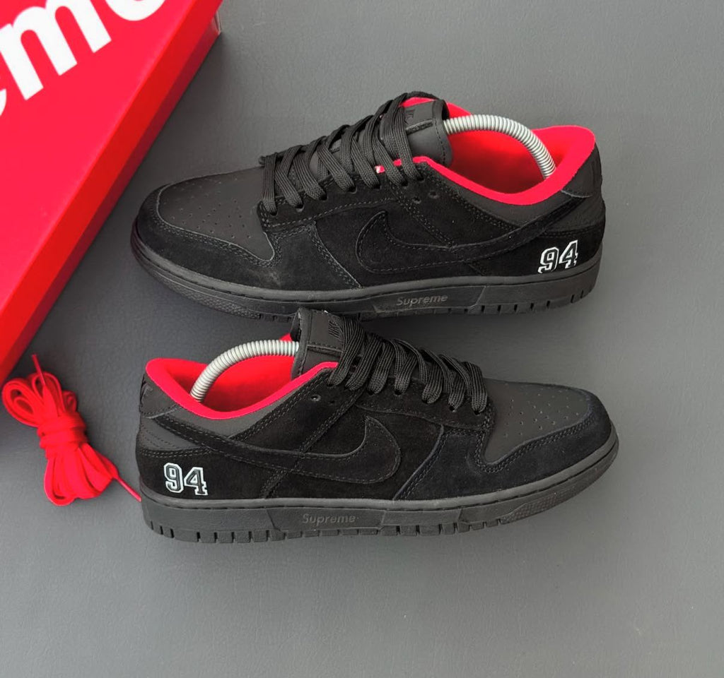 Ni-ke SB Dunk “Supreme Bred 2025”