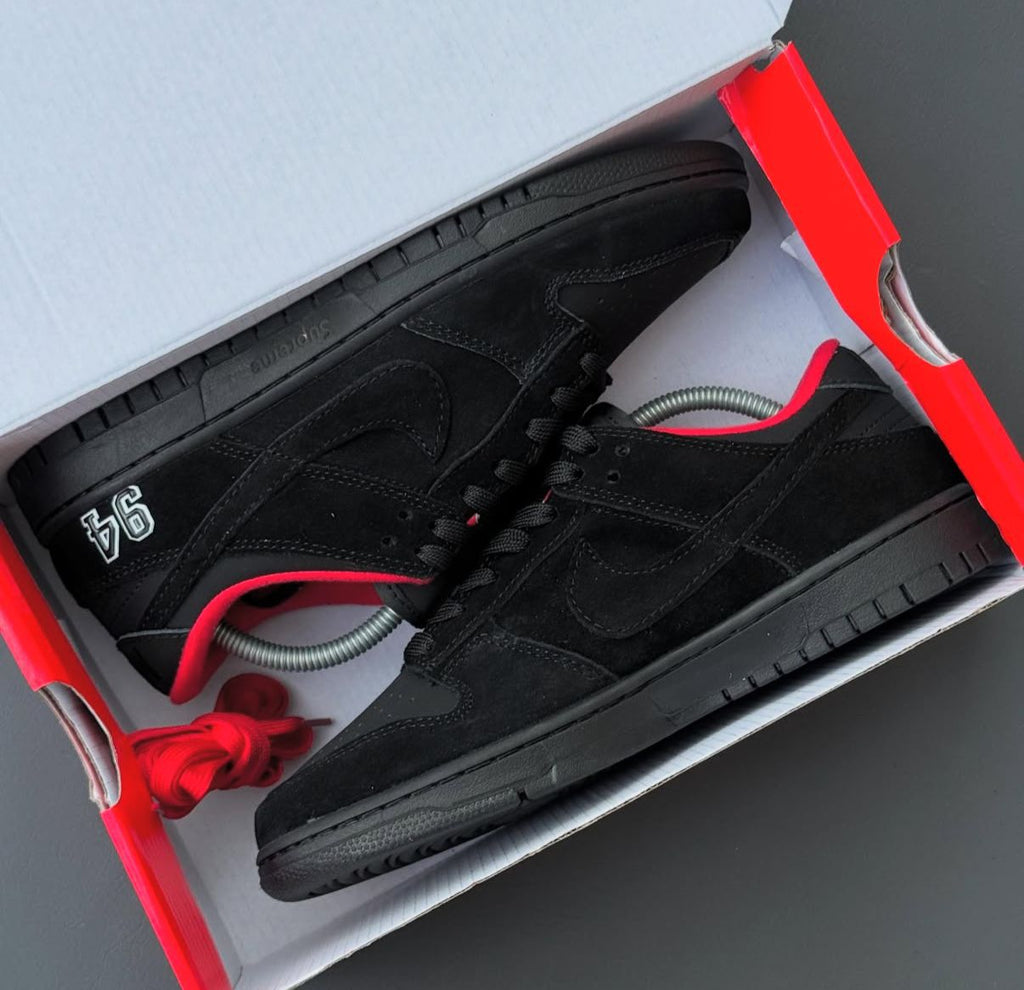 Ni-ke SB Dunk “Supreme Bred 2025”