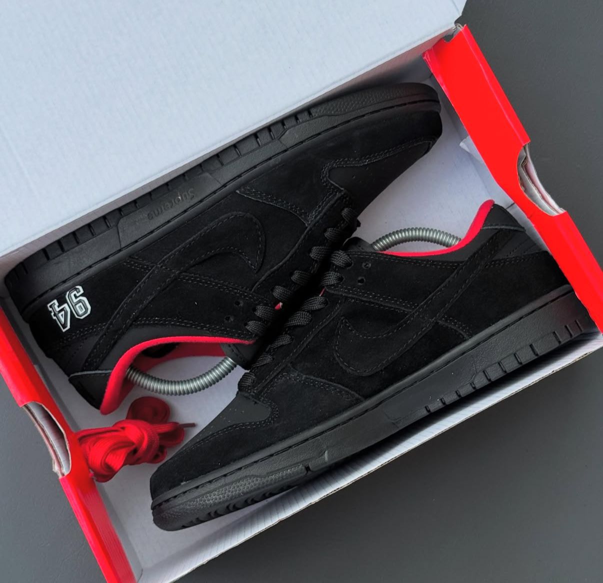Ni-ke SB Dunk “Supreme Bred 2025”