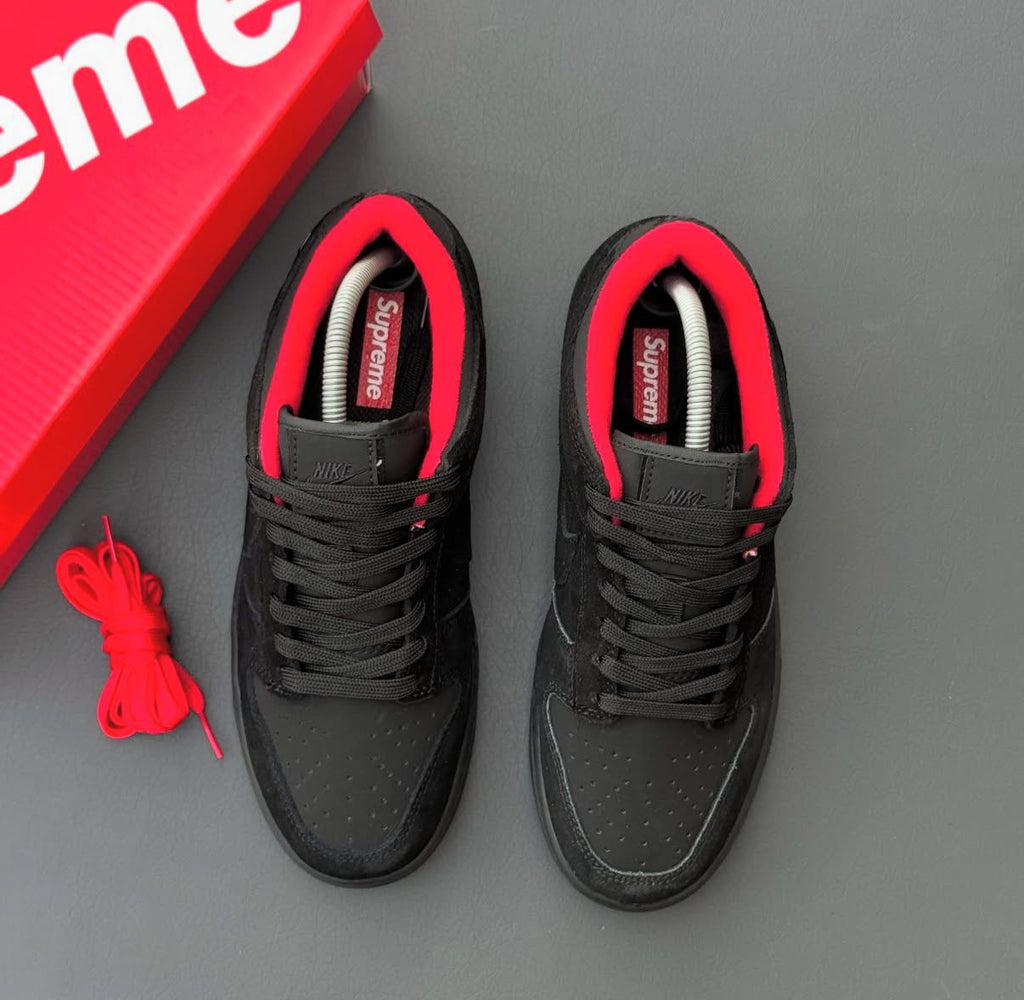 Ni-ke SB Dunk “Supreme Bred 2025”