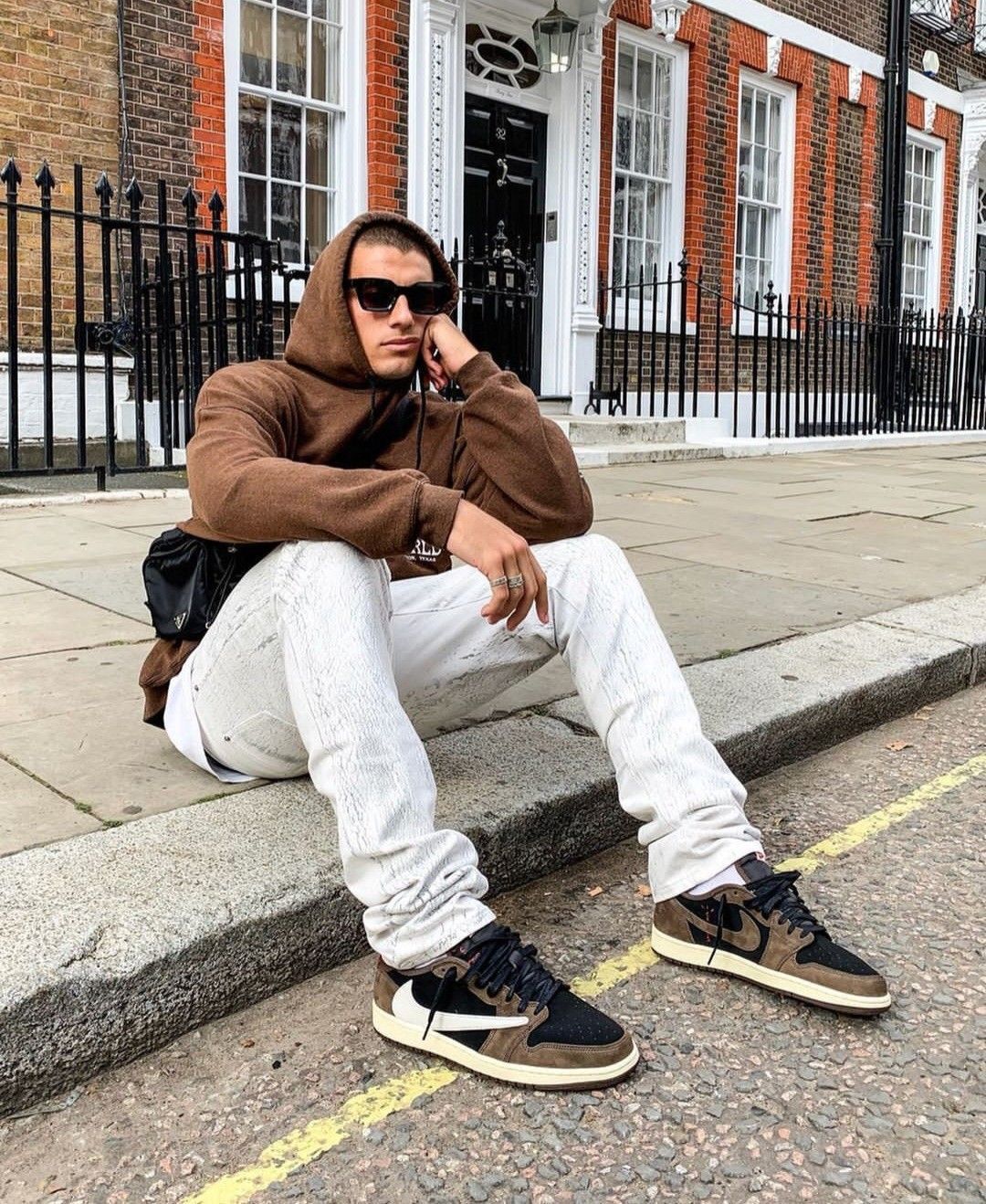 Air Jor-dan Retro Low “Travis Scott Mocha”