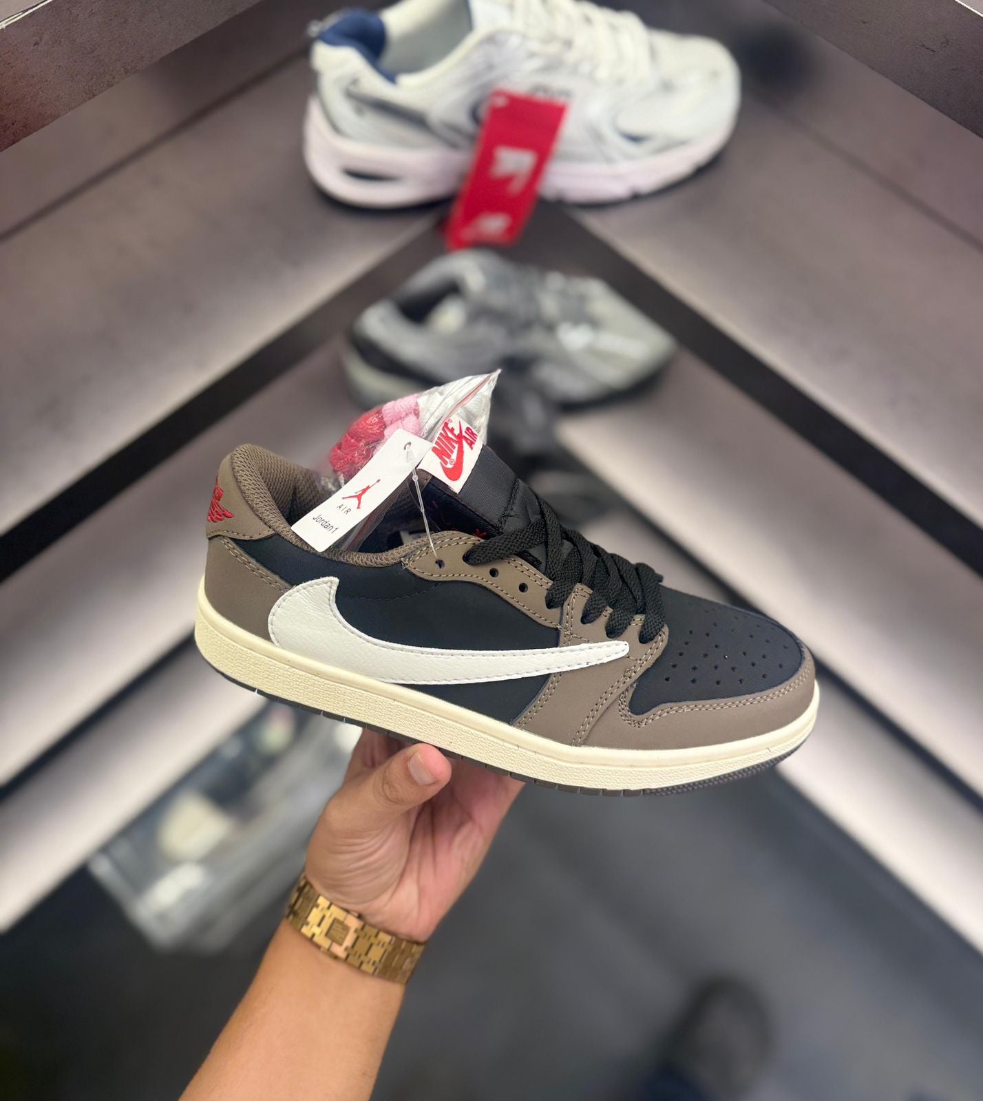 Air Jor-dan Retro Low “Travis Scott Mocha”