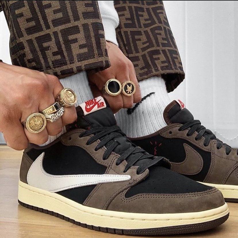Air Jor-dan Retro Low “Travis Scott Mocha”